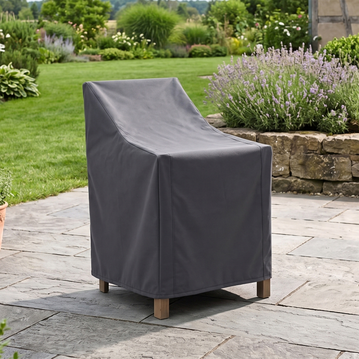 Gartenstuhl-Schutzhülle nach Maß in Anthrazit über einem Gartenstuhl im Garten